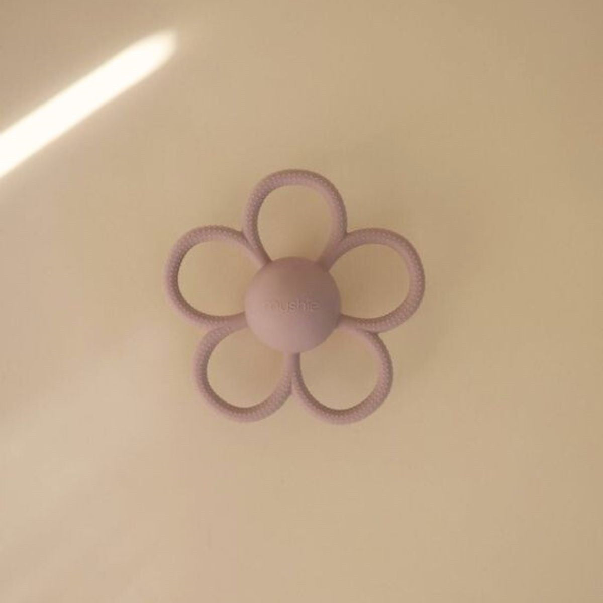 RATTLE DAISY TEETHER - soft lilac