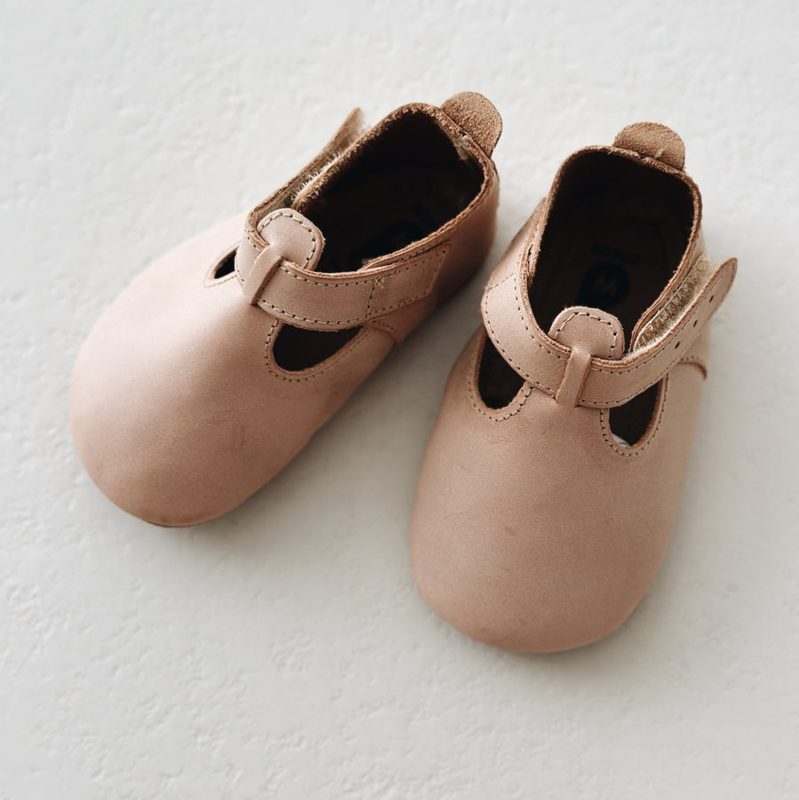 SOFT SOLE SHOE - SOFT CARAMEL